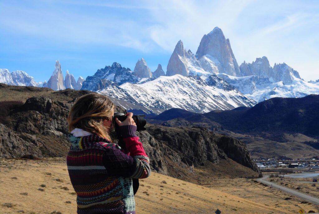 Mujer sacando fotos en el chalten